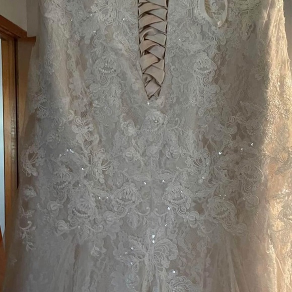 Maggie Sottero wedding dress size 14 has corset back. - Picture 5 of 10
